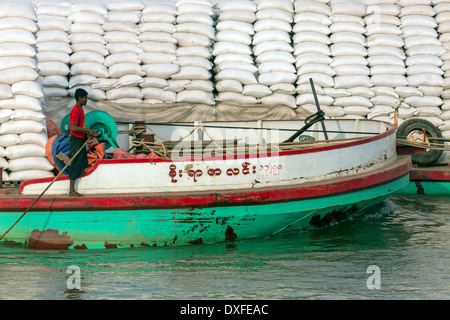 Le trafic fluvial sur le Fleuve Irrawaddy River (rivière Ayeyarwaddy) au Myanmar (Birmanie) Banque D'Images