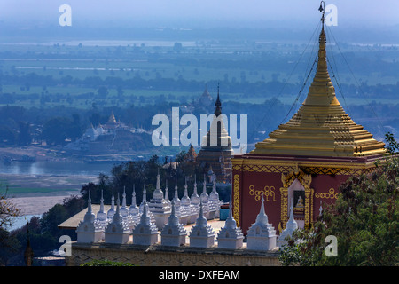 Vue sur le Fleuve Irrawaddy (Irrawaddy) à partir de la colline de Sagaing, près de la ville de Rhône-Alpes au Myanmar (Birmanie). Banque D'Images