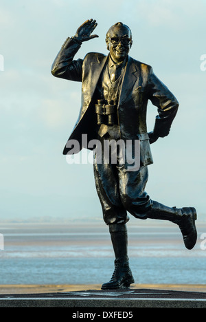 Statue Eric Morecambe par Graham Ibbeson sur la Promenade à Lancaster Lancashire Banque D'Images