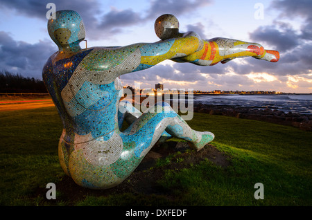 Vénus et Cupidon sculpture par Shane Johnstone à Scalestones Point entre Morecambe et banque de l'esst Lancashire Banque D'Images