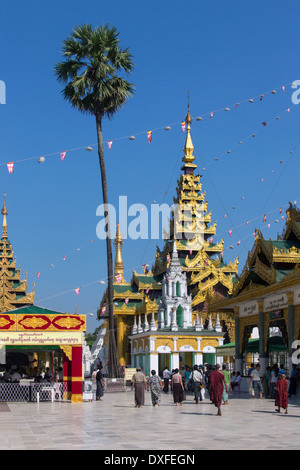 Temples au complexe de la pagode Shwedagon, officiellement intitulé Zedi Shwedagon Daw, dans la ville de Yangon au Myanmar (Birmanie). Banque D'Images