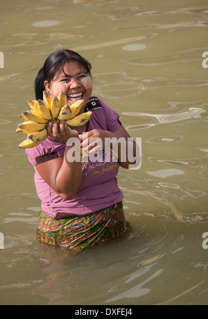 Femme birmane vendant des bananes sur les rives de la rivière Ayeyarwady (Irrawaddy) près de Mingun au Myanmar (Birmanie). Banque D'Images