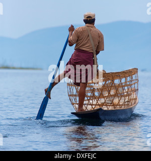 Une jambe sur les pêcheurs d'aviron du lac Inle dans l'État Shan au Myanmar (Birmanie) Banque D'Images