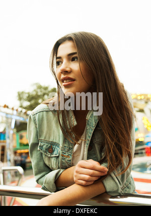 Close-up portrait of teenage girl at amusement park, Allemagne Banque D'Images