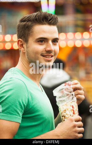 Close-up portrait of young man at amusement park, Allemagne Banque D'Images