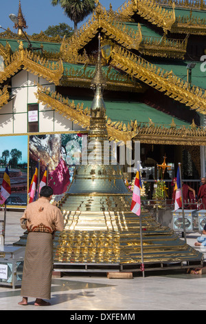 Un petit sanctuaire dans le complexe de la pagode Shwedagon, officiellement intitulé Zedi Shwedagon Daw, dans la ville de Yangon au Myanmar (Birmanie). Banque D'Images