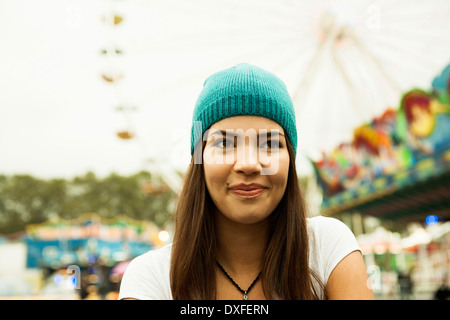 Close-up portrait of teenage girl smiling at amusement park, Allemagne Banque D'Images