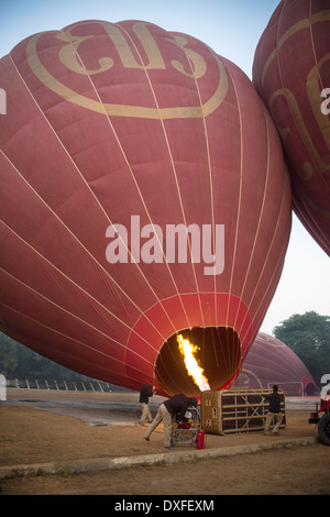 Le gonflage des ballons à air dans la lumière avant l'aube. Bagan au Myanmar (Birmanie). Banque D'Images