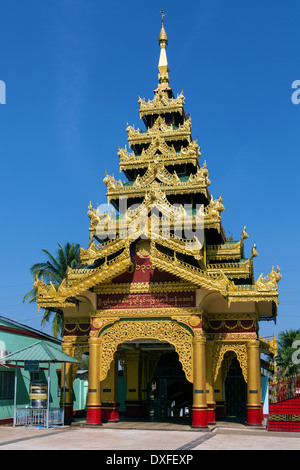 Temple bouddhiste à Paya Shwemawdaw à Bago, le Myanmar (Birmanie). Banque D'Images