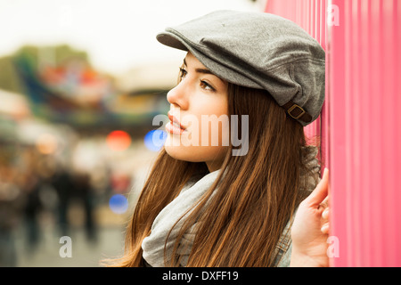 Close-up portrait of teenage girl wearing hat at amusement park, Allemagne Banque D'Images