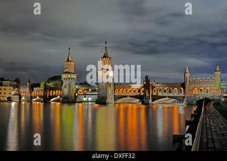 Oberbaumbrucke, pont au-dessus de la rivière Spree, pendant la Fête des Lumières 2009, Berlin, Allemagne / Oberbaumbrücke, architecte Otto Stahn Banque D'Images