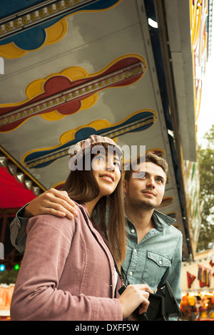 Portrait of Young Couple at Amusement Park, Mannheim, Baden-Wurttermberg, Allemagne Banque D'Images