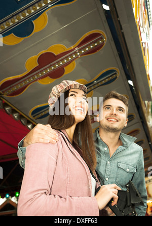 Portrait of Young Couple at Amusement Park, Mannheim, Baden-Wurttermberg, Allemagne Banque D'Images