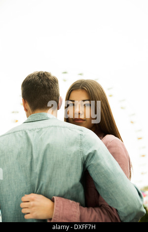 Young Couple at Amusement Park, Mannheim, Baden-Wurttermberg, Allemagne Banque D'Images