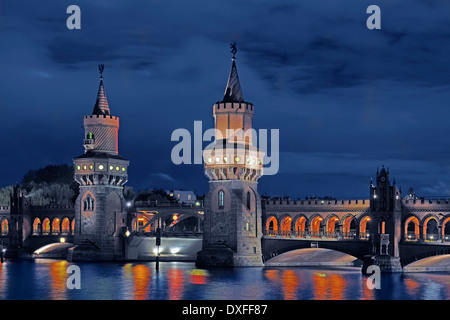 Oberbaumbrucke, pont au-dessus de la rivière Spree, pendant la Fête des Lumières 2009, Berlin, Allemagne / Oberbaumbrücke, architecte Otto Stahn Banque D'Images