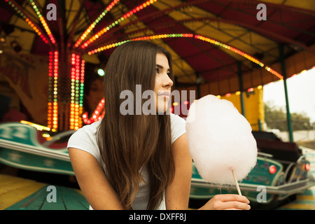 Portrait of Young Woman at Amusement Park, Mannheim, Baden-Wurttermberg, Allemagne Banque D'Images