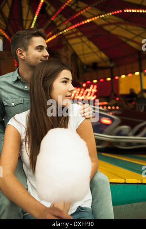 Portrait of Young Couple at Amusement Park, Mannheim, Baden-Wurttermberg, Allemagne Banque D'Images