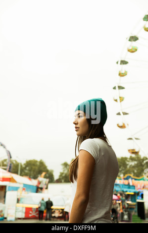 Portrait of Young Woman at Amusement Park, Mannheim, Baden-Wurttermberg, Allemagne Banque D'Images