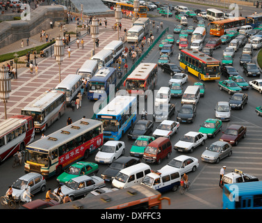 Le trafic lourd à Xian dans la province du Shaanxi dans la République populaire de Chine. Banque D'Images