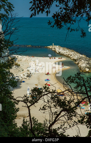 Belle vue sur une crique sur la côte de la Riviera del Conero Banque D'Images