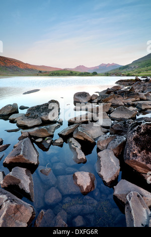 Le Soleil attire le Snowdon horseshoe dans la distance sur Llyn Mymbyr. Banque D'Images