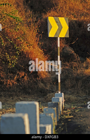 Road sign board montrant tournant itinéraire Autoroute Katraj Banque D'Images