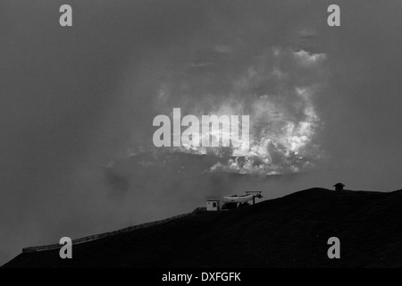 Station de ski de haut en été. Chaîne de montagnes dans les nuages. Trentin-Haut-Adige, Italie Banque D'Images