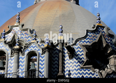 Dôme du Templo del Pocito avec son carrelage bleu et blanc, La Basilique de Guadalupe, Mexico, Mexique Banque D'Images