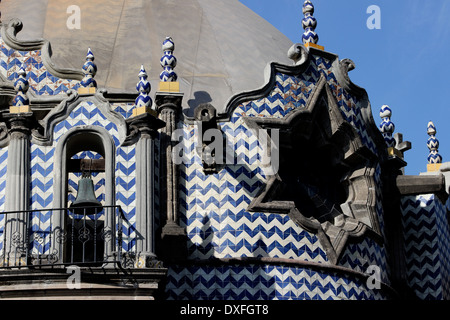 Carrelage bleu et blanc sur le dôme du Templo del Pocito, La Basilique de Guadalupe, Mexico, Mexique Banque D'Images