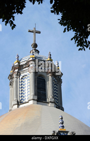 Dome et cross du Templo del Pocito, une petite église dans le parc de la Basilique de Guadalupe, Mexico, Mexique Banque D'Images