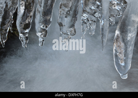 Close-up de glaçons en Stream en hiver, Heigenbruecken, Spessart, Bavaria, Germany Banque D'Images