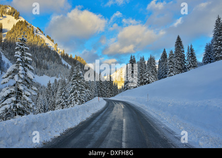 Route en hiver avec des montagnes enneigées, Berwang, Alpes, Tyrol, Autriche Banque D'Images