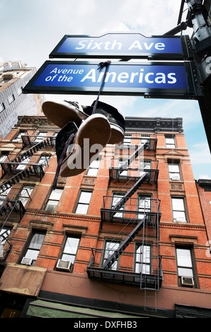 Voir de vieux grès et les plaques de rue, New York City, New York, USA Banque D'Images