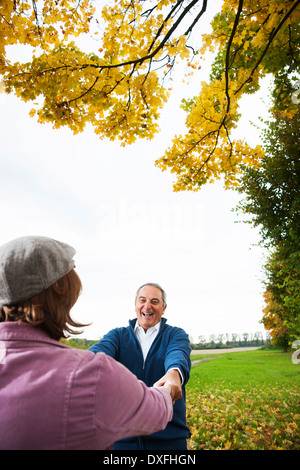 Couple Outdoors, Mannheim, Baden-Wurttemberg, Germany Banque D'Images