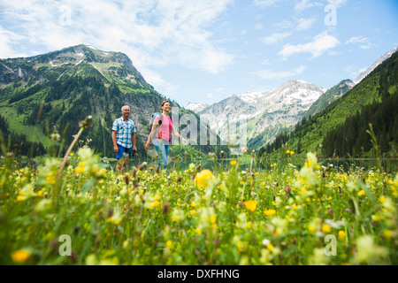 Mature Couple Hiking, Woman Jogging in forest Banque D'Images