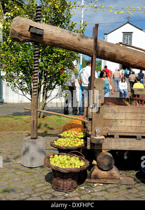 Madère Portugal paniers de pommes à cidre empilées en face d'un vieux pressoir à cidre en bois au Santo de Serra fête du Cidre Banque D'Images