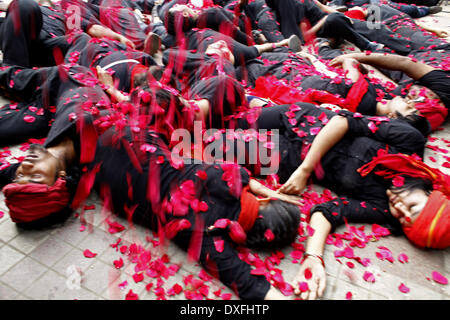 Dhaka, Bangladesh. Mar 25, 2014. Le 25 mars, l'École d'agir et d'Prachyanat Design vous sortir une procession Lal Jatra, d'observer la nuit noire de 25 mars 1971. La marche sera au départ de l'Chhobir Haat à Swadhinata Stambha (verre tour de Monument de l'indépendance) pour se souvenir de leur voyage vers le rouge à Dhaka, 25 mars 2014.Sur cette nuit noire de l'histoire de la nation, les dirigeants militaires pakistanais a lancé '' Opération "projecteur", provoquant la mort de milliers de personnes dans cette nuit de répression seulement. Credit : ZUMA Press, Inc./Alamy Live News Banque D'Images