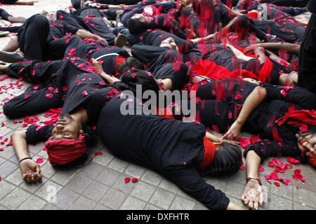 Dhaka, Bangladesh. Mar 25, 2014. Le 25 mars, l'École d'agir et d'Prachyanat Design vous sortir une procession Lal Jatra, d'observer la nuit noire de 25 mars 1971. La marche sera au départ de l'Chhobir Haat à Swadhinata Stambha (verre tour de Monument de l'indépendance) pour se souvenir de leur voyage vers le rouge à Dhaka, 25 mars 2014.Sur cette nuit noire de l'histoire de la nation, les dirigeants militaires pakistanais a lancé '' Opération "projecteur", provoquant la mort de milliers de personnes dans cette nuit de répression seulement. Credit : ZUMA Press, Inc./Alamy Live News Banque D'Images