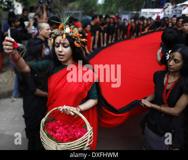 Dhaka, Bangladesh. Mar 25, 2014. Le 25 mars, l'École d'agir et d'Prachyanat Design vous sortir une procession Lal Jatra, d'observer la nuit noire de 25 mars 1971. La marche sera au départ de l'Chhobir Haat à Swadhinata Stambha (verre tour de Monument de l'indépendance) pour se souvenir de leur voyage vers le rouge à Dhaka, 25 mars 2014.Sur cette nuit noire de l'histoire de la nation, les dirigeants militaires pakistanais a lancé '' Opération "projecteur", provoquant la mort de milliers de personnes dans cette nuit de répression seulement. Credit : ZUMA Press, Inc./Alamy Live News Banque D'Images