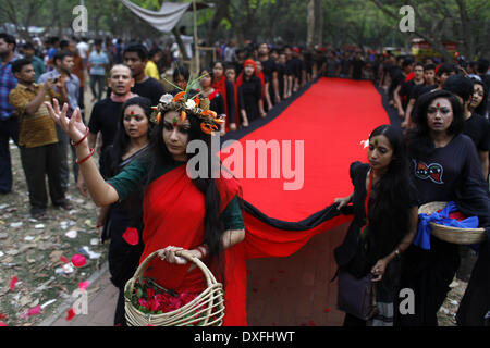 Dhaka, Bangladesh. Mar 25, 2014. Le 25 mars, l'École d'agir et d'Prachyanat Design vous sortir une procession Lal Jatra, d'observer la nuit noire de 25 mars 1971. La marche sera au départ de l'Chhobir Haat à Swadhinata Stambha (verre tour de Monument de l'indépendance) pour se souvenir de leur voyage vers le rouge à Dhaka, 25 mars 2014.Sur cette nuit noire de l'histoire de la nation, les dirigeants militaires pakistanais a lancé '' Opération "projecteur", provoquant la mort de milliers de personnes dans cette nuit de répression seulement. Credit : ZUMA Press, Inc./Alamy Live News Banque D'Images