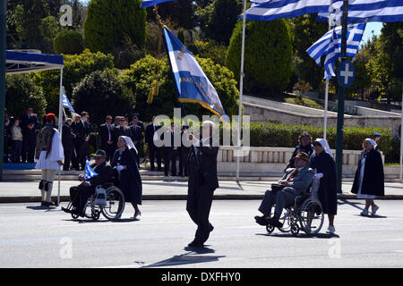 Athènes, Grèce 25 mars- anciens combattants handicapés prendre part à la parade militaire pour célébrer le 25 mars, le jour de l'Indépendance grecque (photo de George/Panagakis Pacific Press/Alamy Live News) Banque D'Images