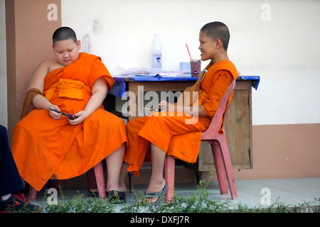 Jeunes moines jouant avec des périphériques Banque D'Images