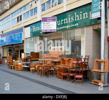 Meubles de seconde main utilisés en vente sur un UK high street Banque D'Images
