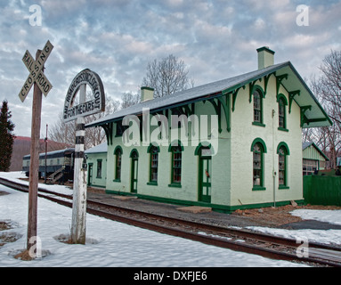 Ancienne gare et dépôt en hiver Banque D'Images