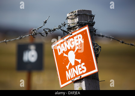 Un panneau d'avertissement sur la présence de mines sur les Falkands argentin, à gauche plus de des années 1980, le conflit des Malouines Banque D'Images