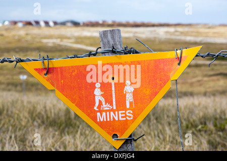 Un panneau d'avertissement sur la présence de mines sur les Falkands argentin, à gauche plus de des années 1980, le conflit des Malouines Banque D'Images