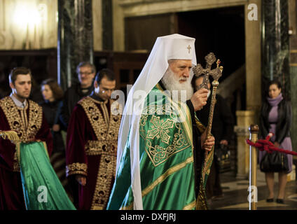 Sofia, Bulgarie. Mar 25, 2014. Patriarche bulgare néophyte servi une sainte Liturgie pour le jour de l'Annonciation (Blagoveshtenie) à Saint-Jean la cathédrale Alexandre Nevski. Le 25 mars, l'église orthodoxe bulgare célèbre le jour, sur l'Archange Gabriel qui est venu à la Vierge Marie pour lui dire qu'elle serait la mère du fils de Dieu ' Jésus Christ. /NurPhoto Vladev Hristo ©/ZUMAPRESS.com/Alamy Live News Banque D'Images