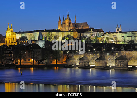 Vue sur la rivière Vltava, du Pont Charles et de la Cathédrale St Vitus, Prague, la Bohême, République Tchèque Banque D'Images