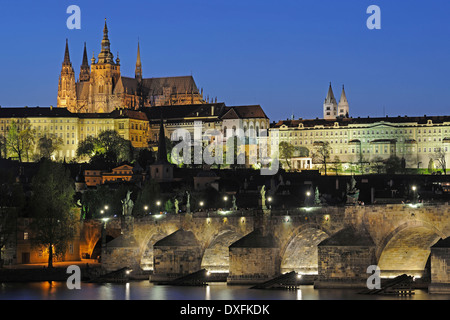 Vue sur la rivière Vltava, du Pont Charles et de la Cathédrale St Vitus, Prague, la Bohême, République Tchèque Banque D'Images