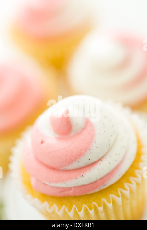 Cupcakes à la vanille garnie de crème aux fraises. Banque D'Images